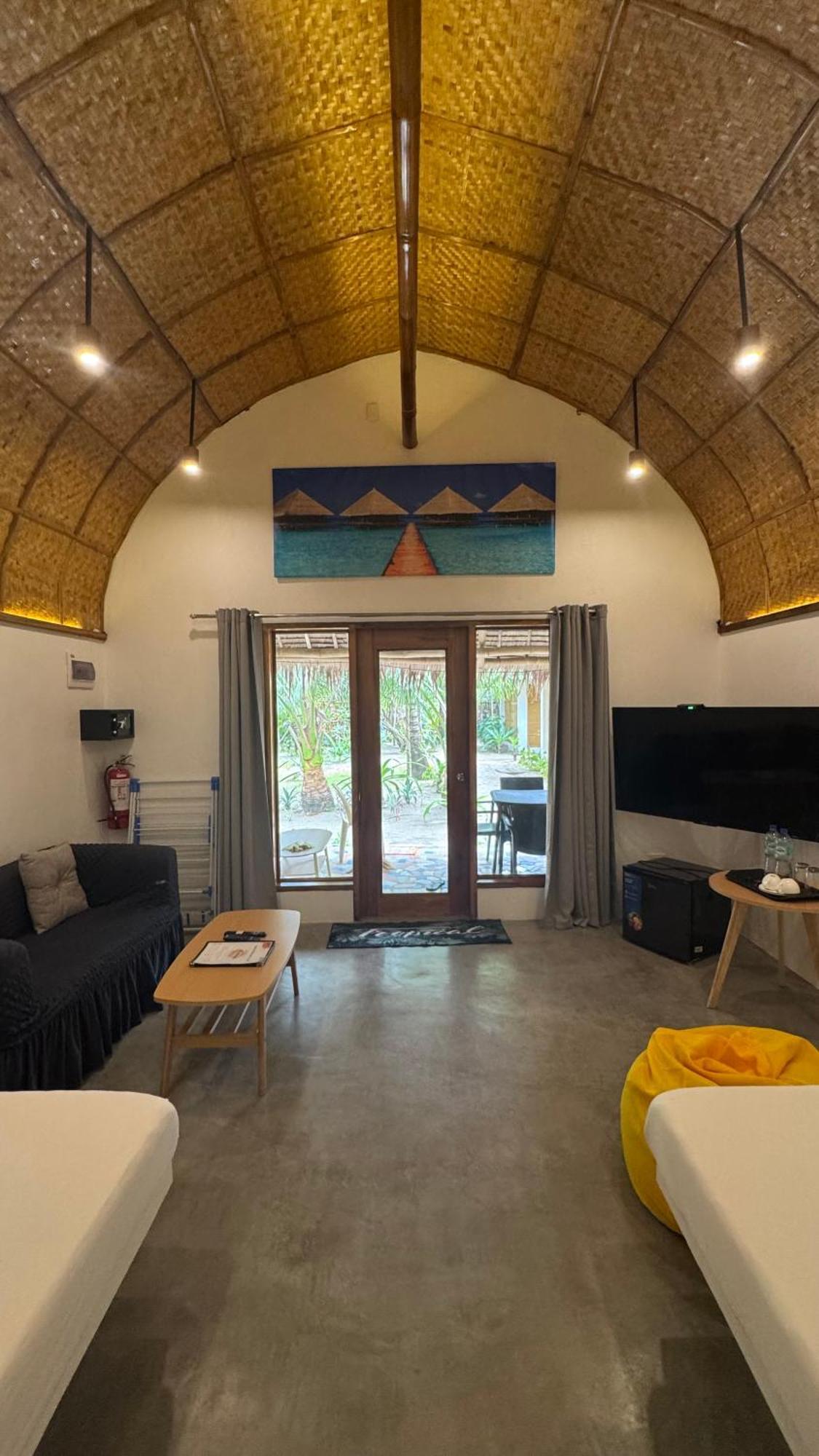 Footprints Beach Resort Agpudlos Екстериор снимка