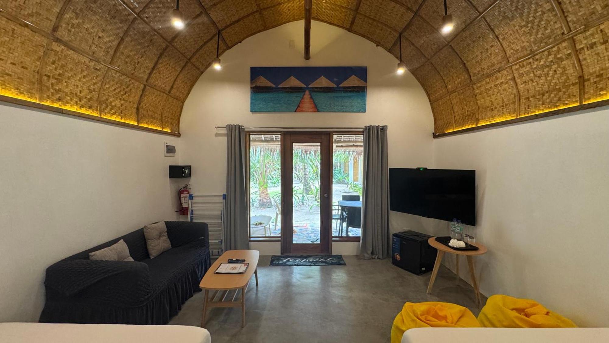 Footprints Beach Resort Agpudlos Екстериор снимка