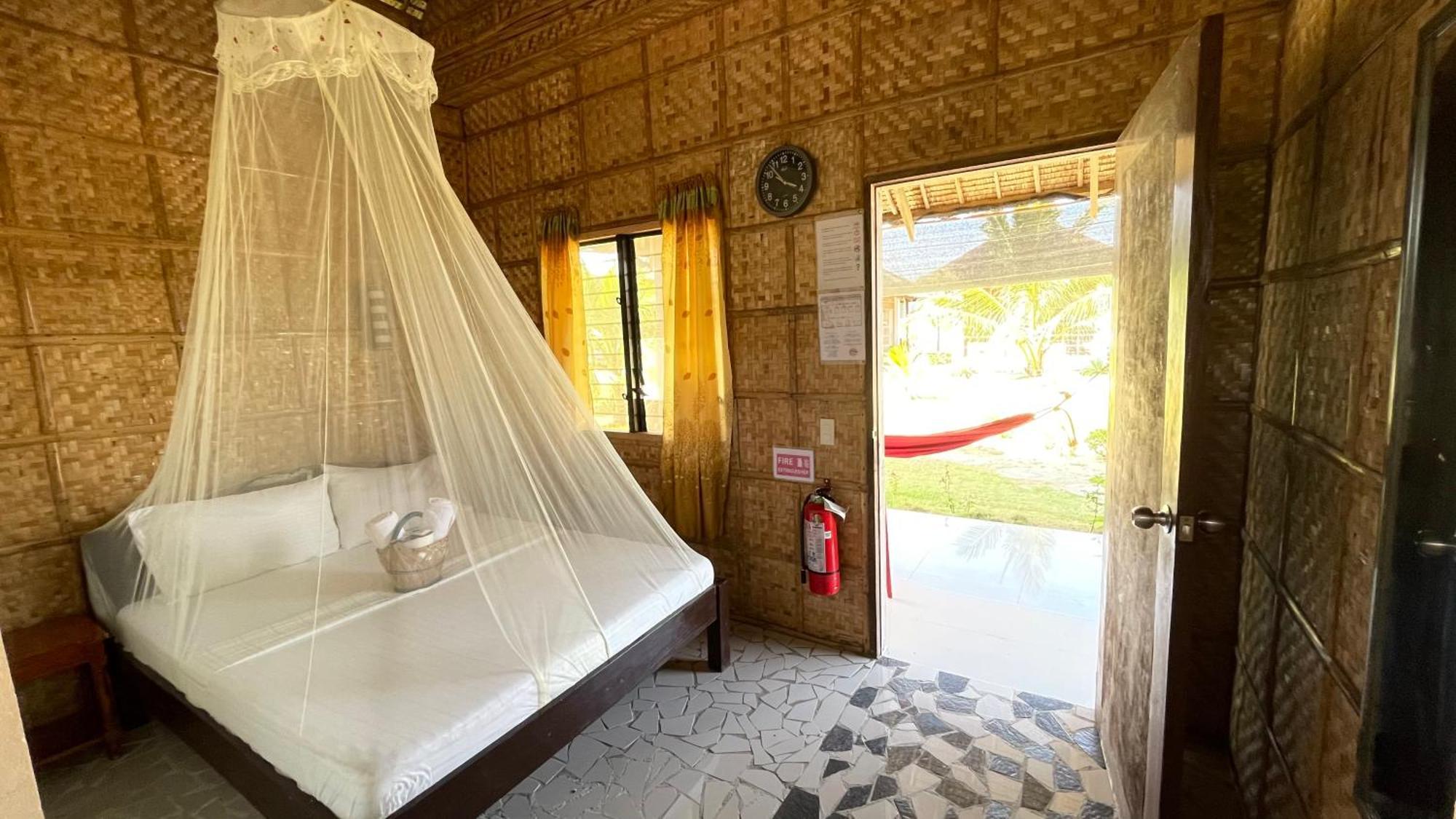 Footprints Beach Resort Agpudlos Екстериор снимка